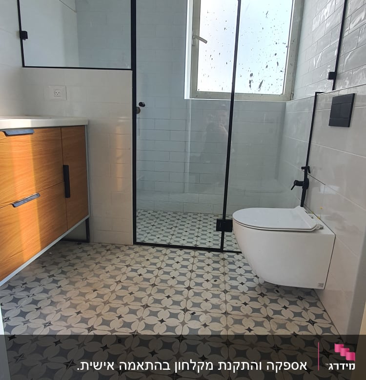 מקלחת עם דלת זכוכית וראש מקלחת עגול